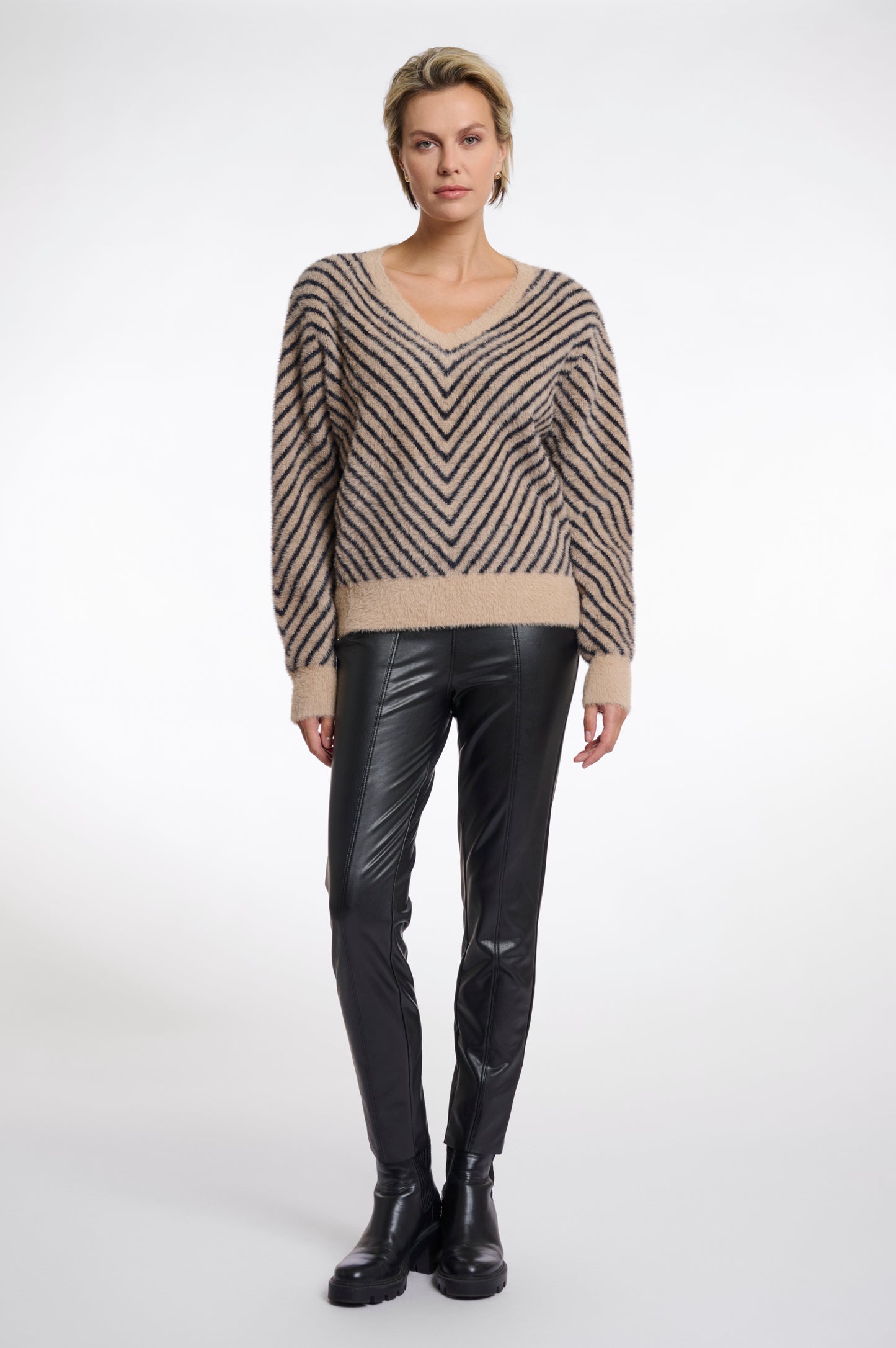 Trui Rino&Pelle Raffi knitted V-neck sweater - Oat black