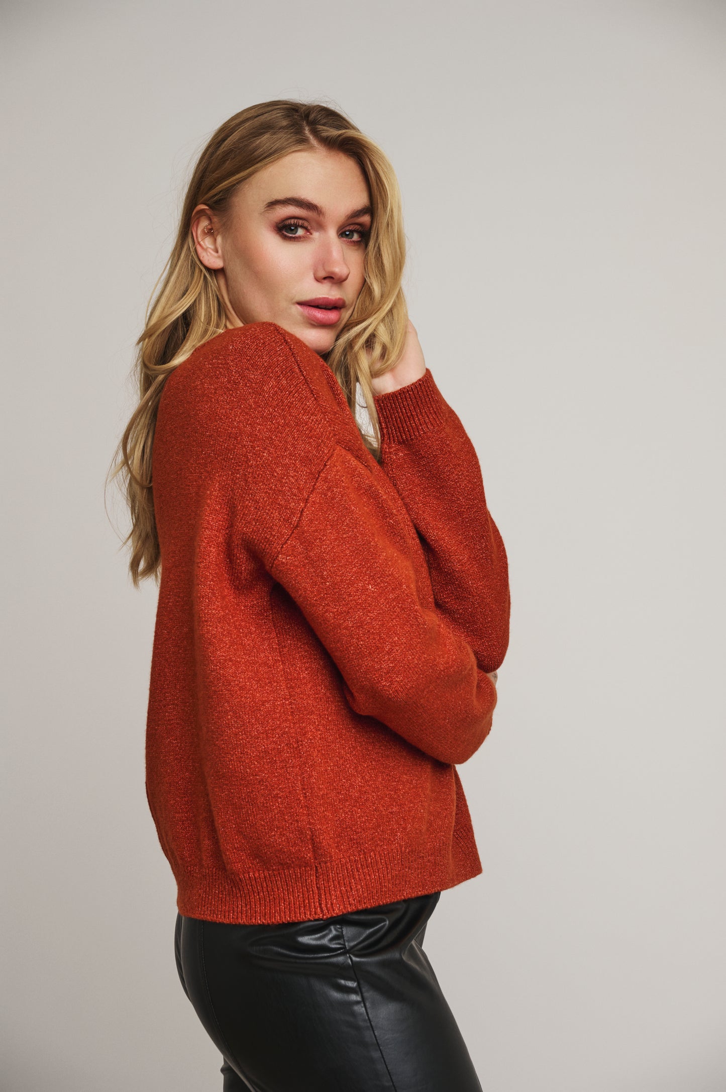 Trui Rino&Pelle Bloom round neck sweater with visible seams - Russet